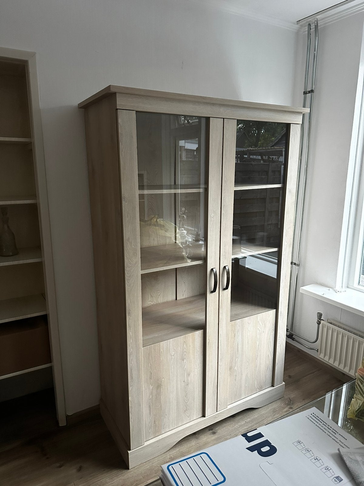 Vitrinekast, eind augustus WEG., Huis en Inrichting, Kasten | Vitrinekasten, Ophalen, 50 tot 100 cm, Zo goed als nieuw, 150 tot 200 cm