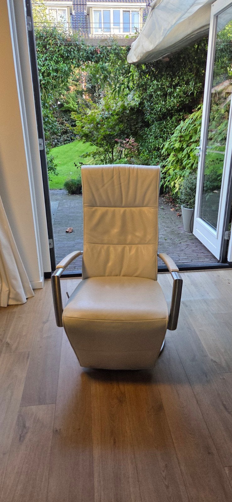 Luxe leren relaxfauteuil met voetensteun wit / rvs, Huis en Inrichting, 75 tot 100 cm, Ophalen of Verzenden, Zo goed als nieuw