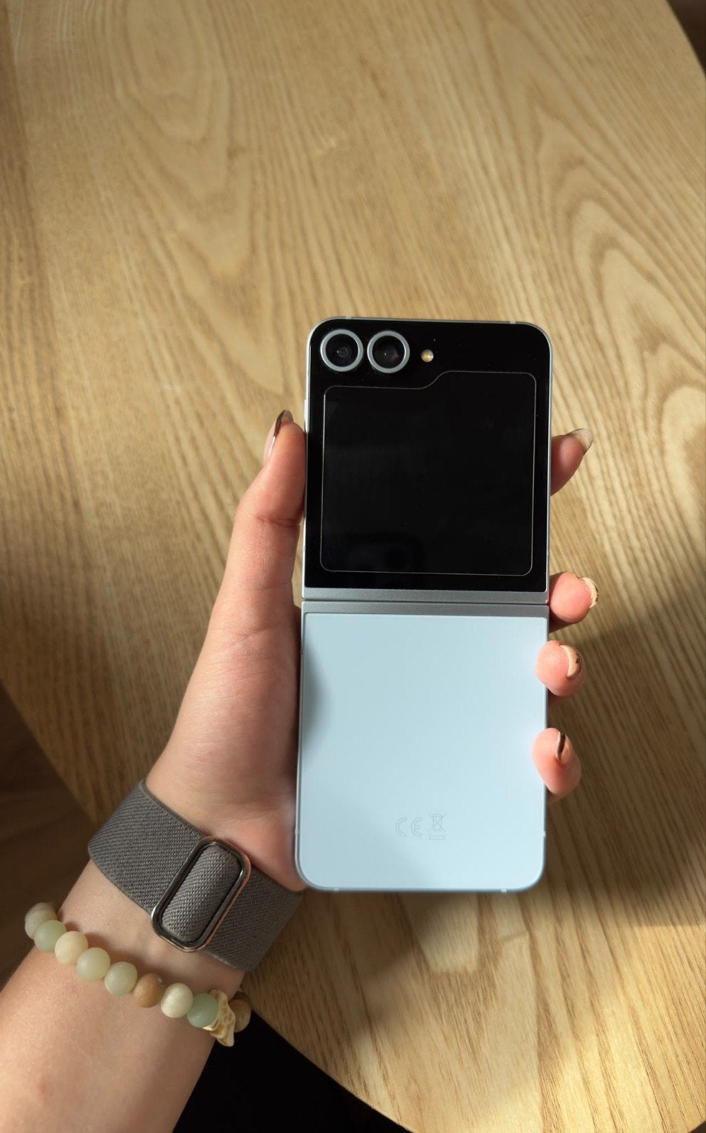 Foto 5 van Samsung Galaxy Z Flip 6 met jaar garantie en hoesjes