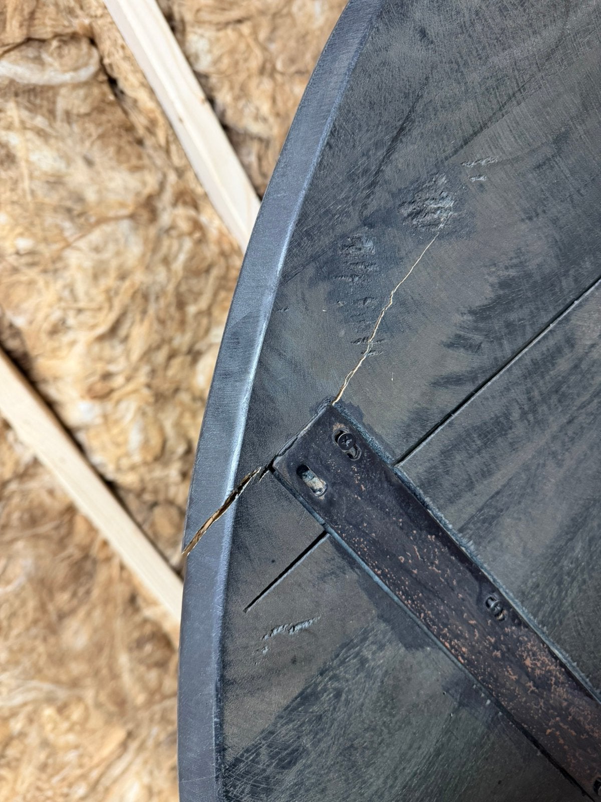 Foto 8 van Ronde zwarte eettafel mangohout met 5 oudroze kuipstoelen