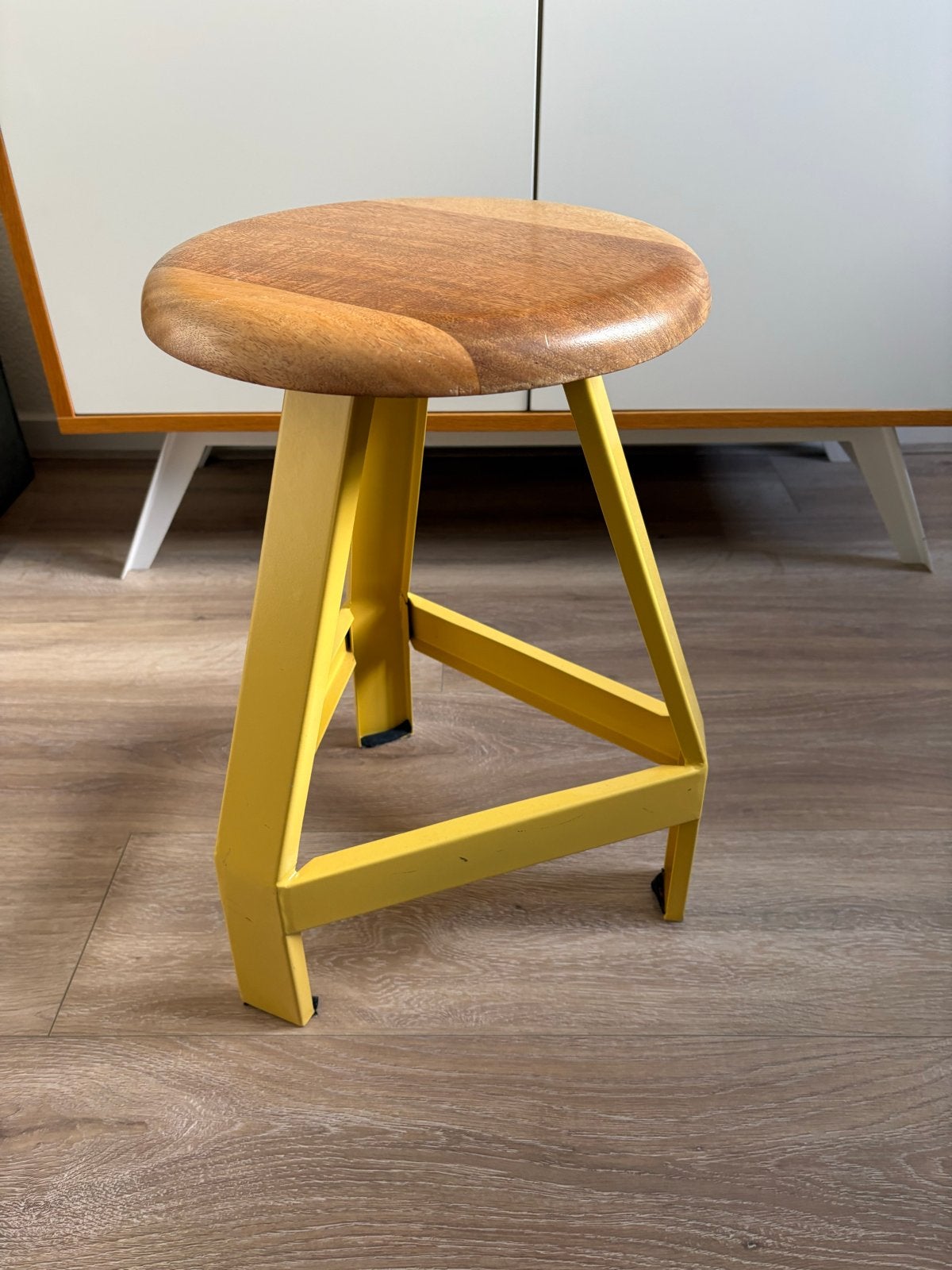 Gele kruk van Kidsdepot met houten zitting, Ophalen, Gebruikt, IJzer