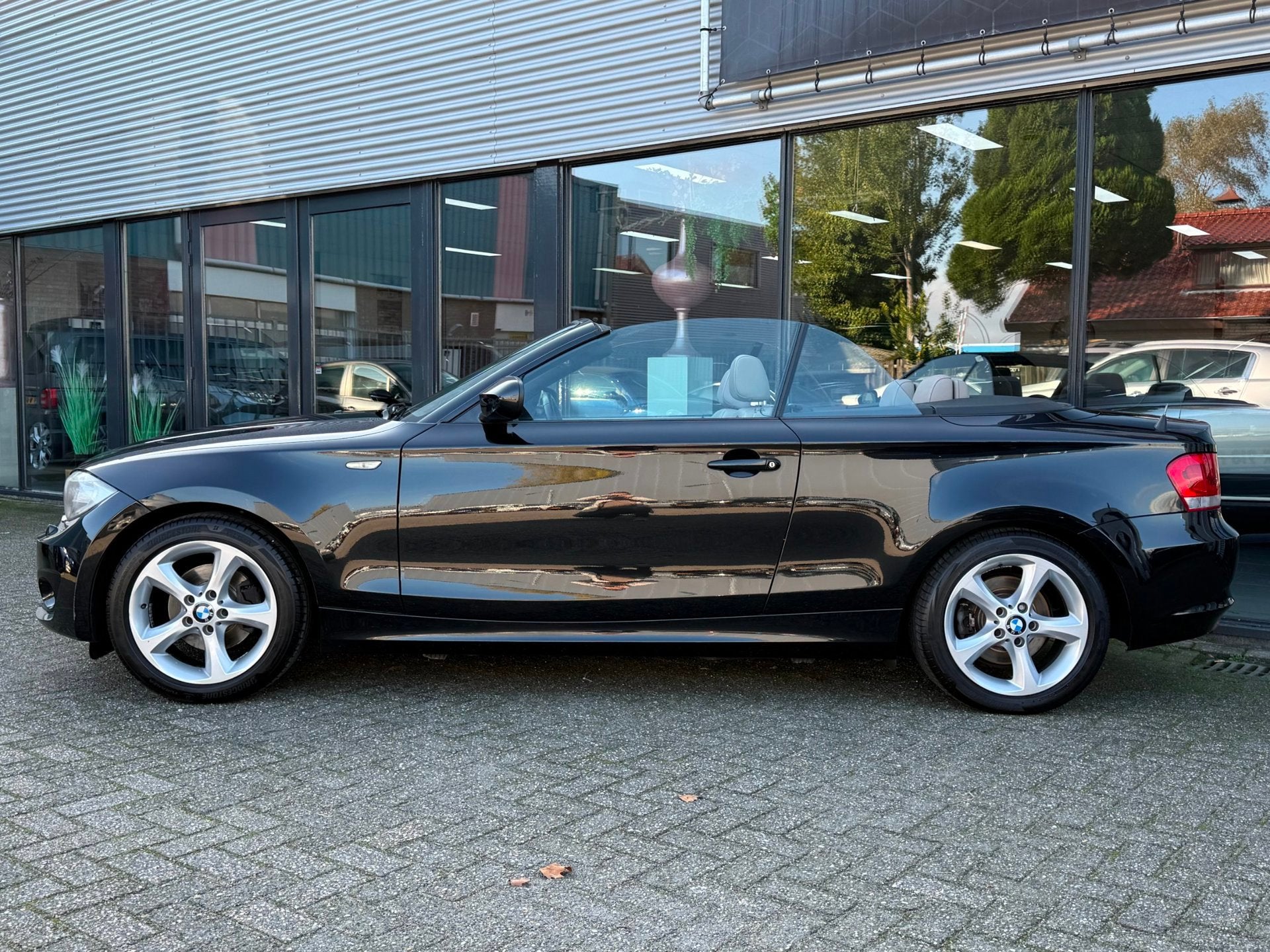 BMW 1-serie Cabrio 118i High Executive LEER/NAVI/STOELVERWAR, Auto's, Euro 5, Cabriolet, 4 stoelen, Zwart