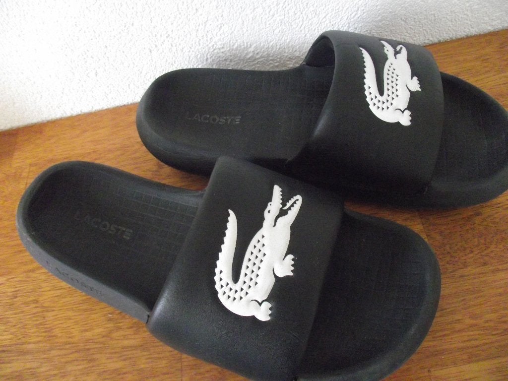 zwart Lacoste slippers rubber Serve 1.0 Badslippers 25 cm 38, Slippers, Ophalen of Verzenden, Zo goed als nieuw, Lacoste