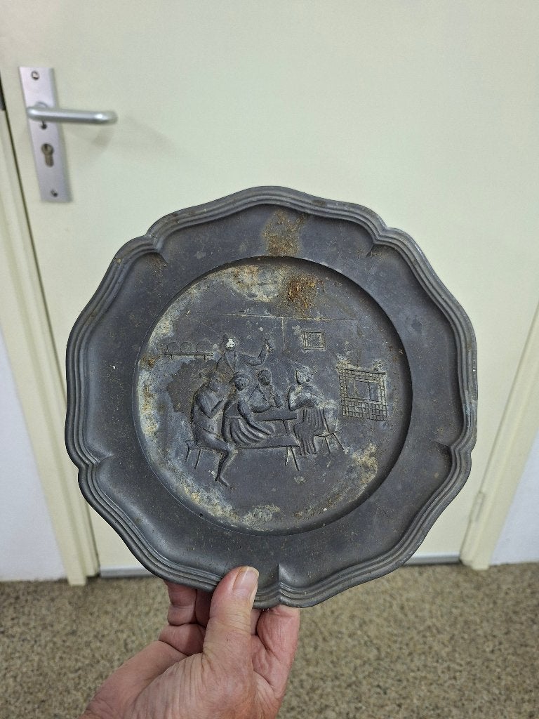 Antieke tinnen plaat met reliëf - Bijbelse voorstelling, Antiek en Kunst, Ophalen