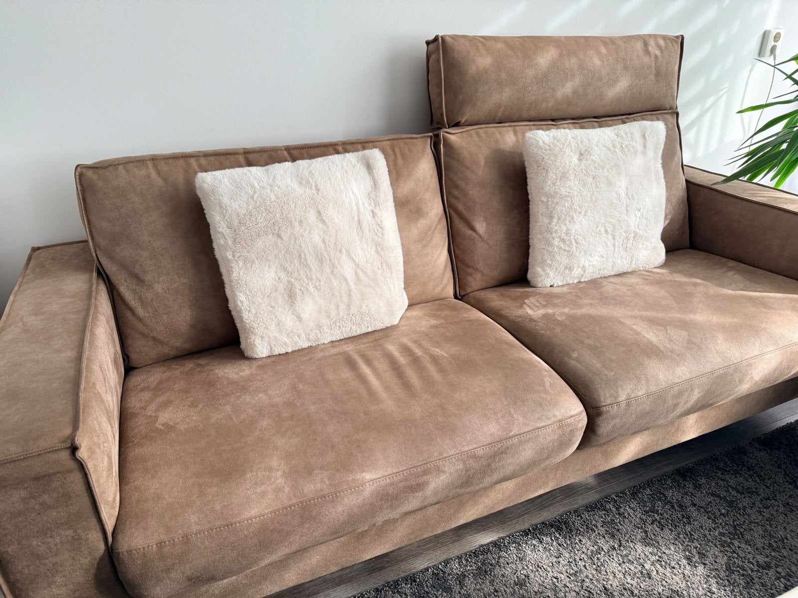 Comfortabele bruine bank met verstelbare hoofdsteunen, Overige materialen, Driepersoons, 75 tot 100 cm, Ophalen of Verzenden