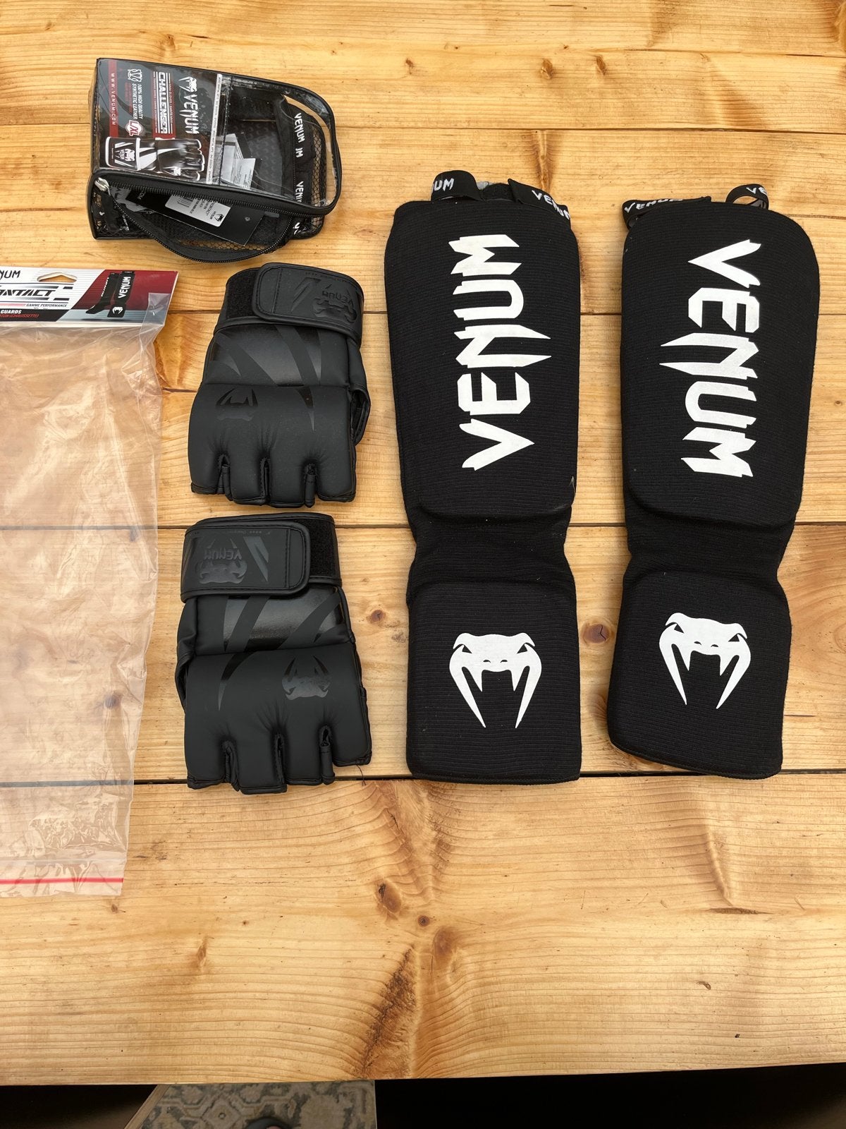 Venom kickboks set - scheenbeschermers en handschoenen, Overige, Maat XL, Vechtsportbescherming, Ophalen of Verzenden