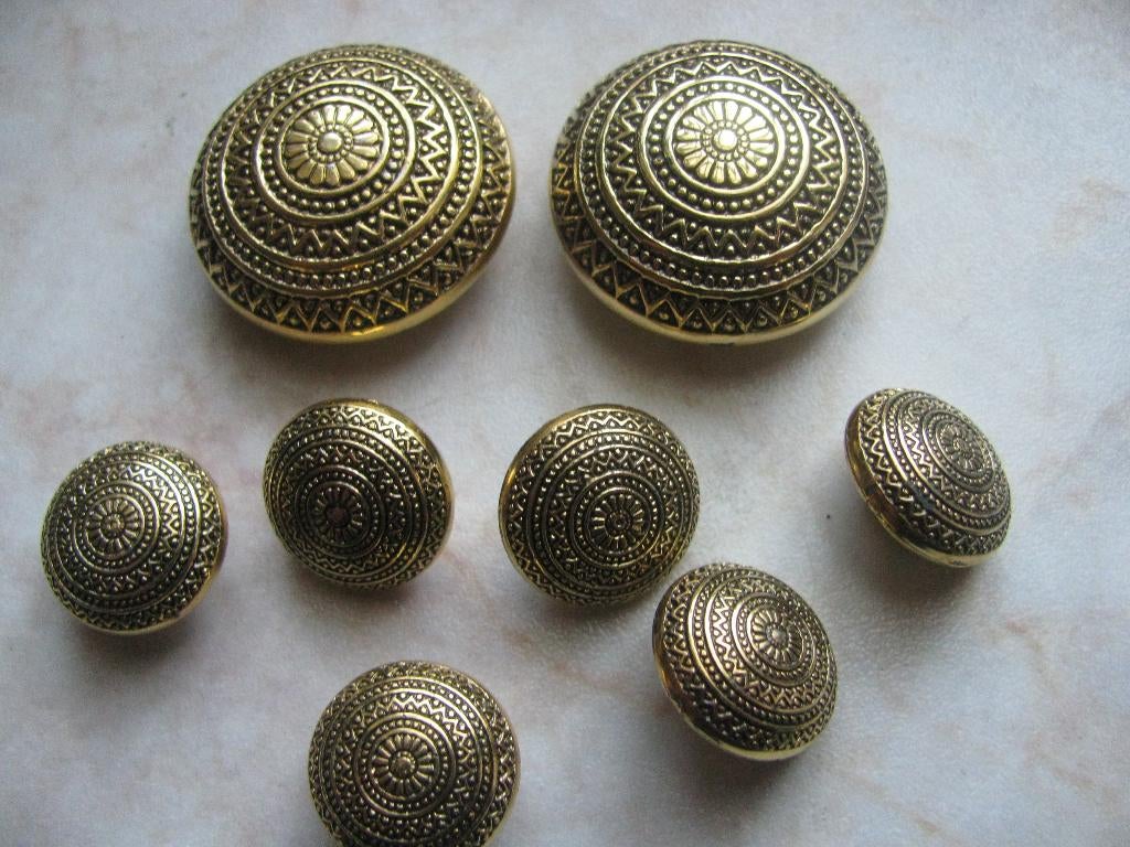 8 Vintage Goud Kleurige Kunststof Knopen - 3 & 1.5 cm, Verzenden, Gebruikt, Knoop of Knopen