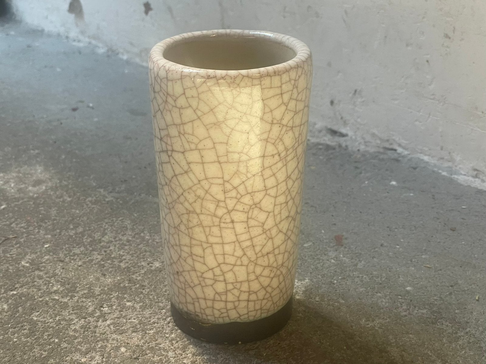 Pieter Groeneveldt: wit-bruine raku buisvaas '104' 15 cm, Ophalen of Verzenden