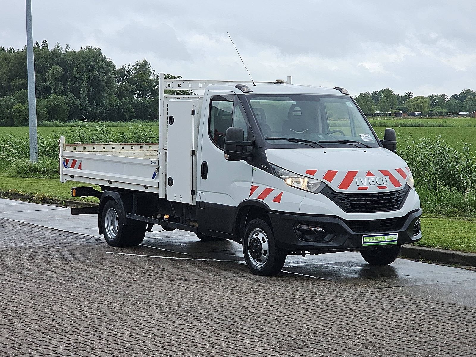 Iveco Daily 35C14V kipper, kist, airco, trekhaak, 162 dkm., Gebruikt, Zwart, Iveco, Wit