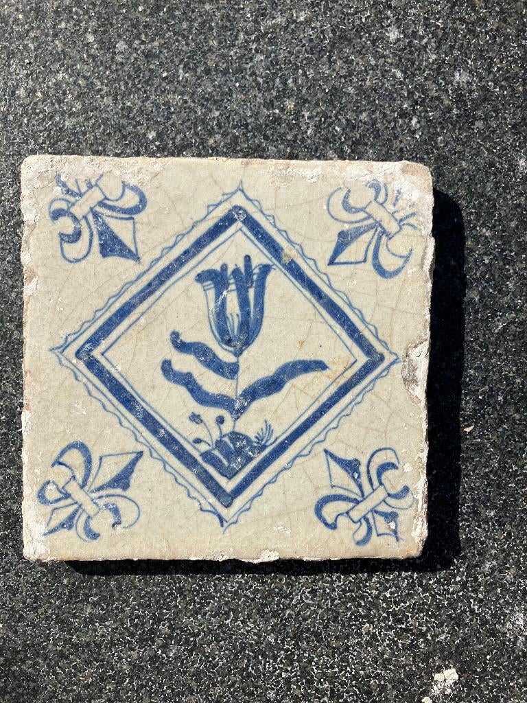 Antieke 17e eeuwse tegel "Gevlamde Tulp" – Gouden Eeuw, Antiek en Kunst, Antiek | Wandborden en Tegels, Ophalen of Verzenden