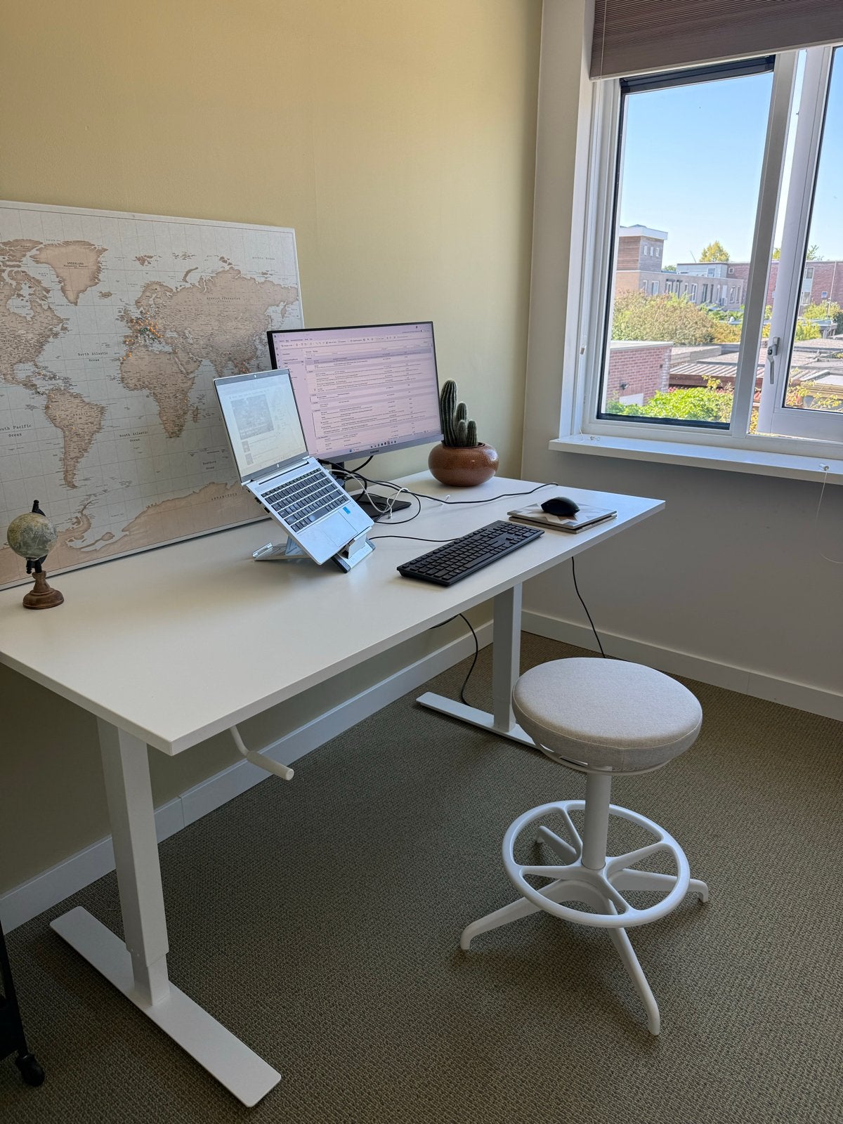 IKEA SKARSTA Zit-sta bureau, 160x80 cm, wit met zwengel, Ophalen, Zit-sta bureau, Gebruikt, Spaanplaat of MDF