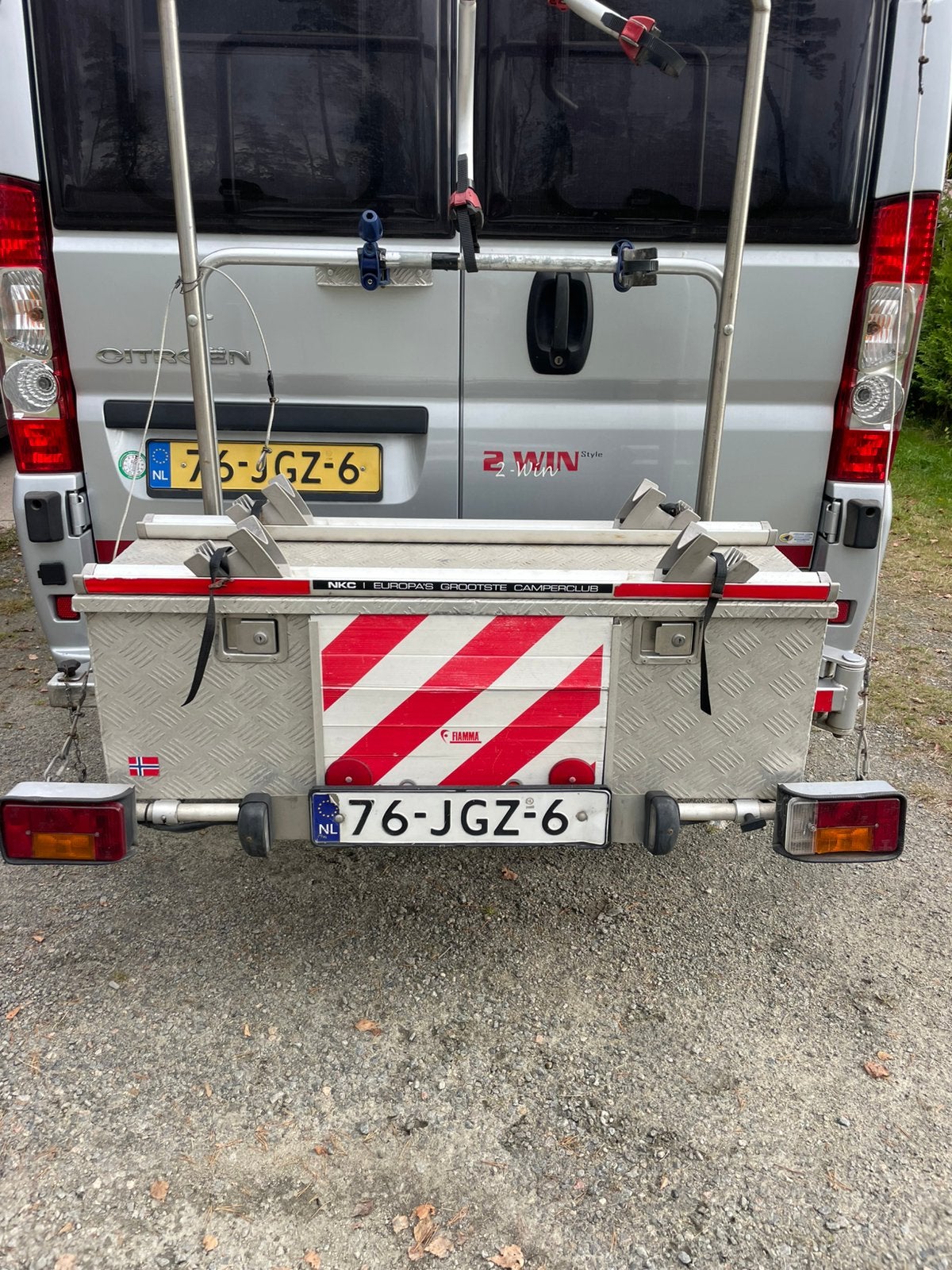 Busbiker MX Fietsendrager draaibare met traanplaat kist, Gebruikt, Ophalen of Verzenden, 2 fietsen, Trekhaakdrager