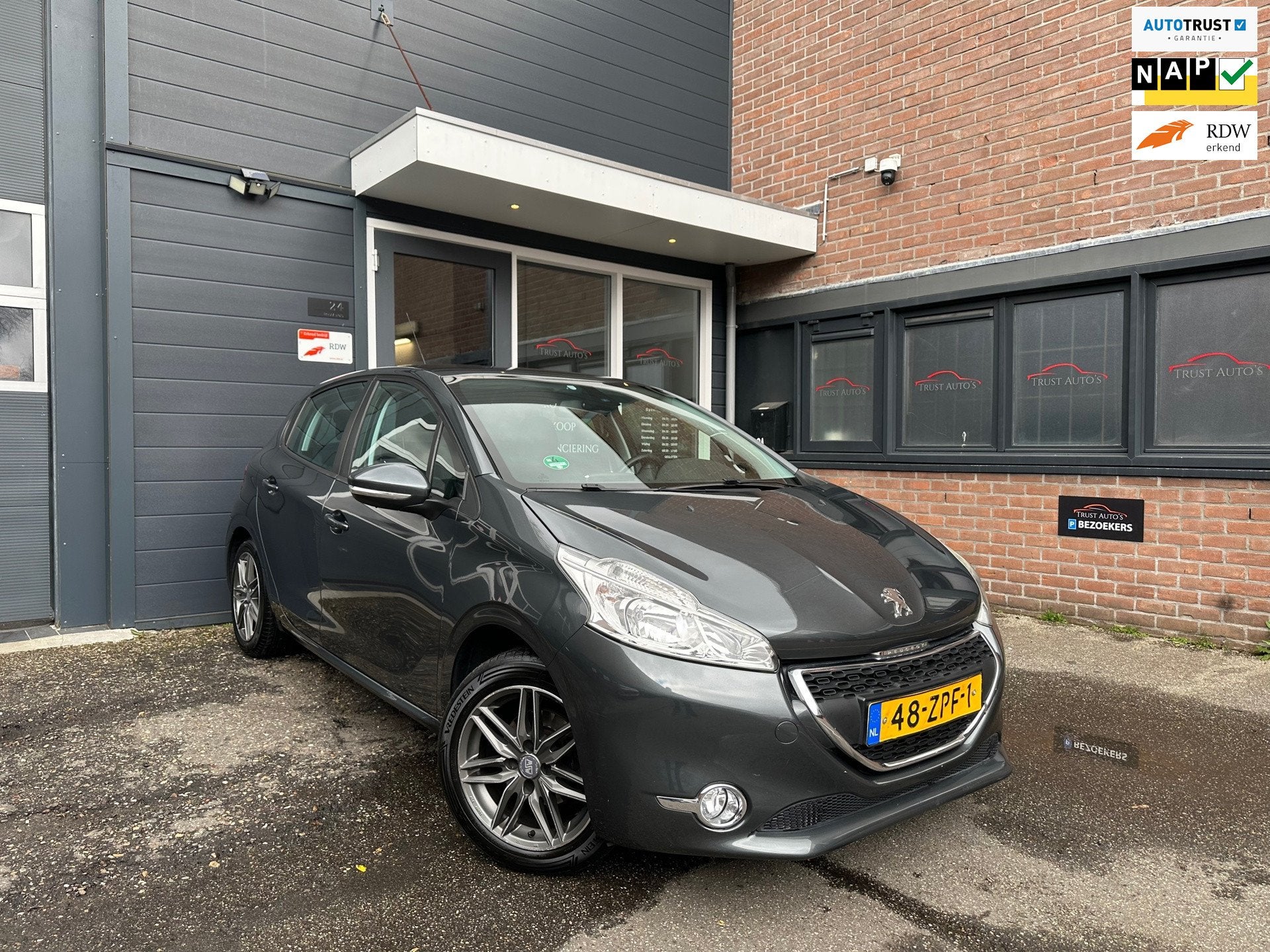 Peugeot 208 1.2 VTi Envy|Nap|Pdc|Navi|Cruise|Trekhaak|Airco, Auto's, Peugeot, Voorwielaandrijving, Euro 5, Gebruikt, 31 €/maand