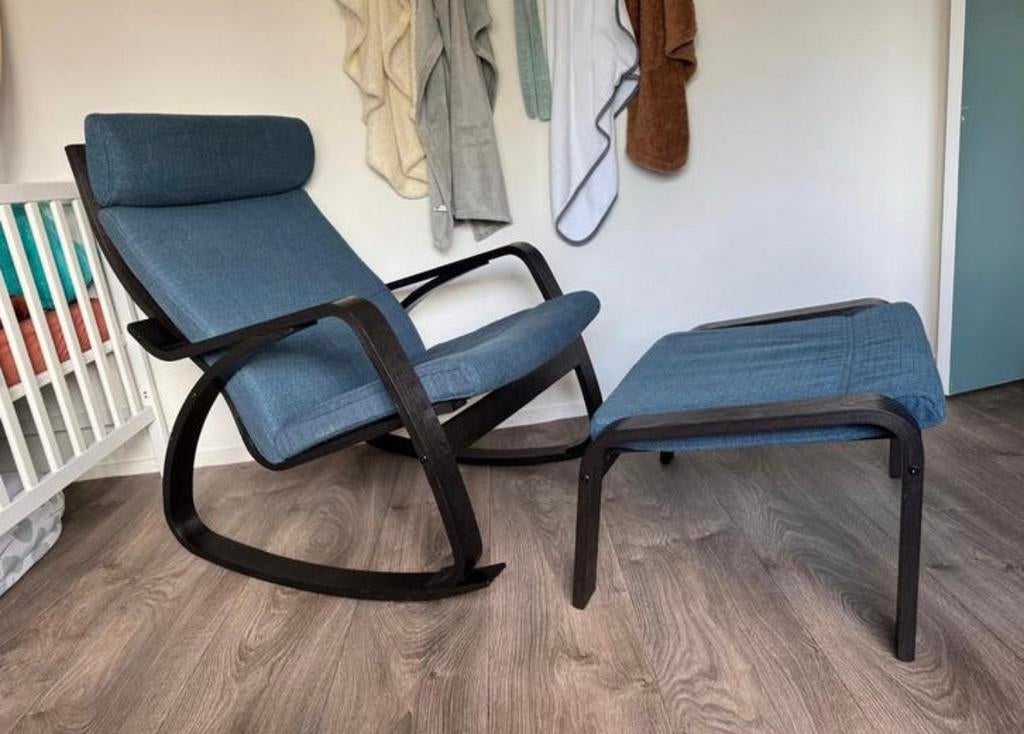 Ikea Poäng schommelstoel incl. Voetenbank Zwart / blauw, Ophalen, Blauw, Zo goed als nieuw, Stof