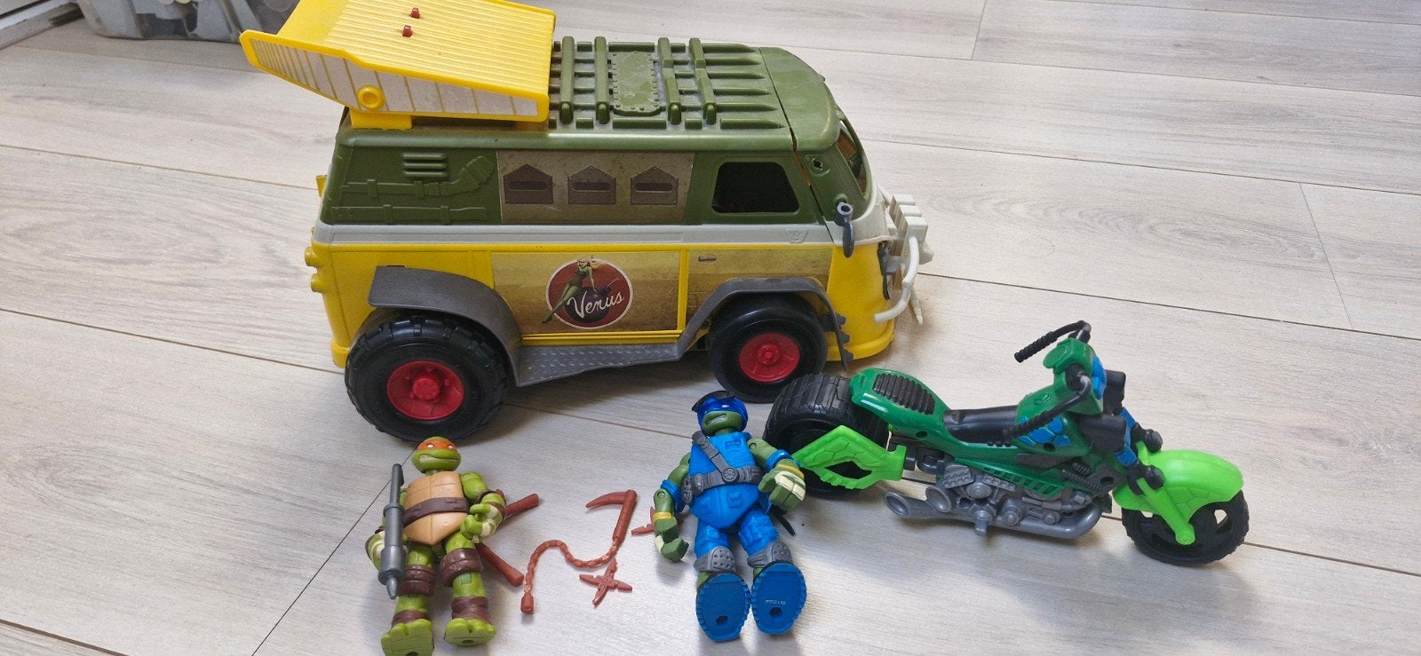 Ninja Turtles 2 actiefiguren met motor en bus, Ophalen of Verzenden, Gebruikt