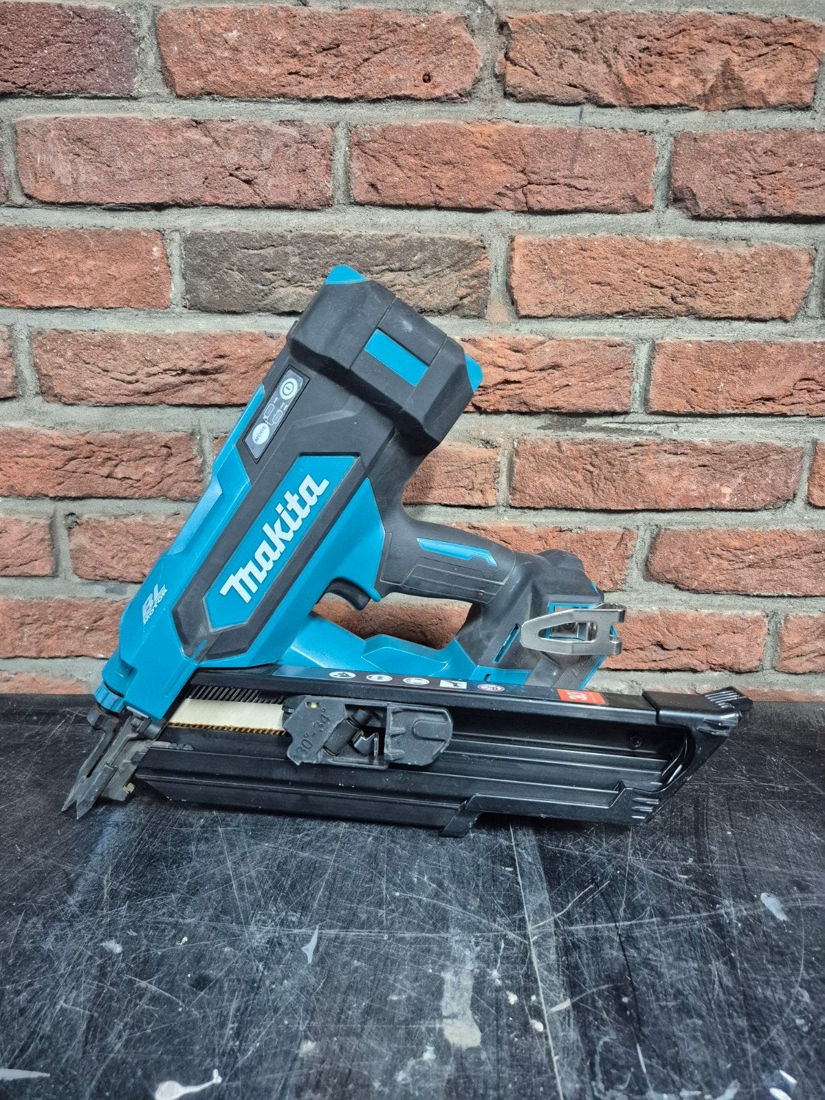 Makita DBN900ZK 18V Li-Ion Accu constructietacker, Doe-het-zelf en Verbouw, Gereedschap | Boormachines, Ophalen, Zo goed als nieuw