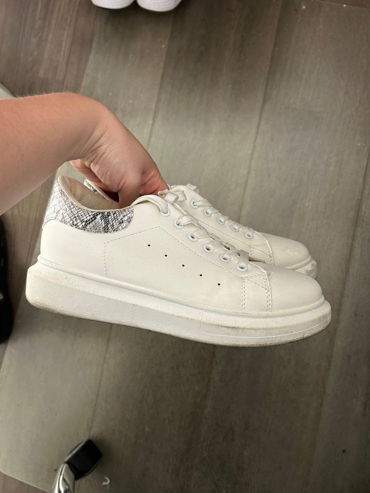 Witte sneakers | snake print | 40, Ophalen of Verzenden, Zo goed als nieuw, Wit, Sneakers of Gympen