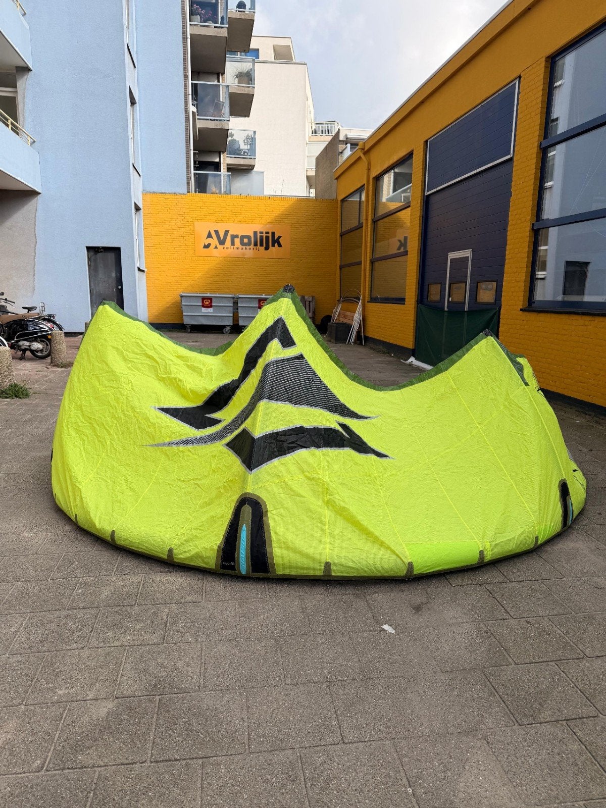 Naish Pivot 2024 10m - Goede staat, 2 reparaties, Ophalen, Gebruikt, 10 m², Geen board
