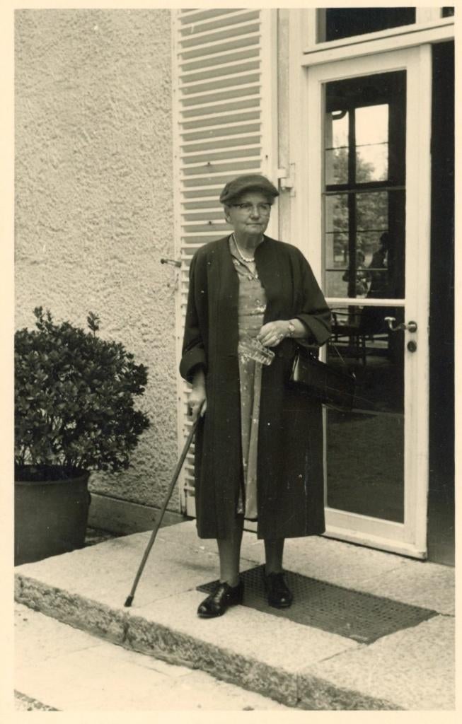 E117; Oma, met de wandelstok. fotokaart, Verzenden