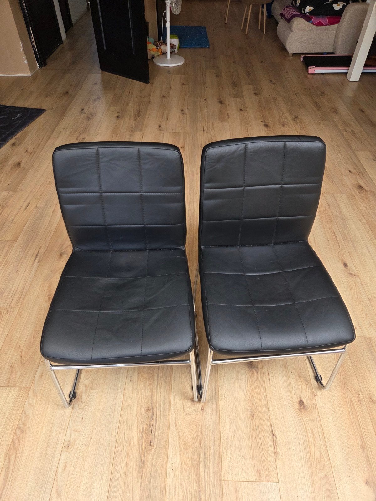 4 JYSK-stoelen, Ophalen, Nieuw, Twee
