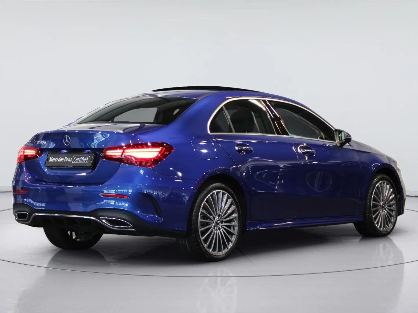 Mercedes-Benz A-Klasse Limousine 250 e Star Edition AMG Line, Gebruikt, 4 cilinders, 16 kWh, Blauw