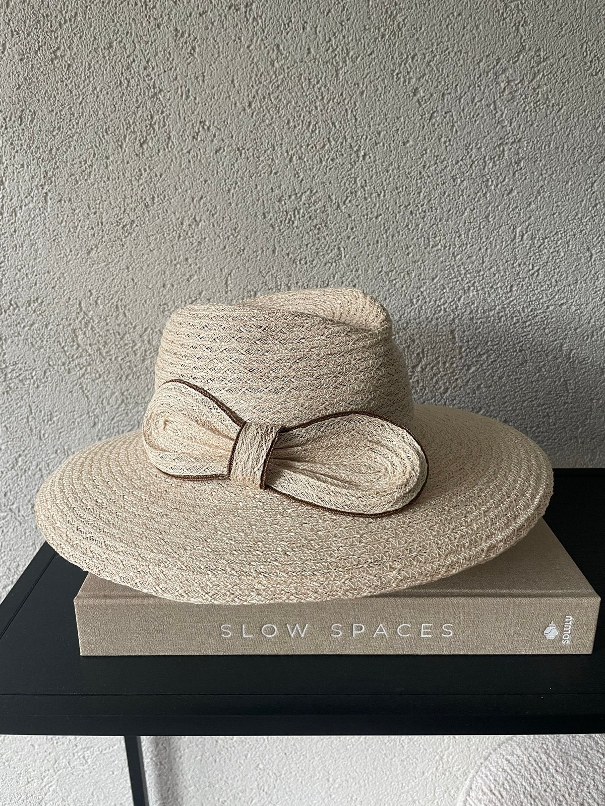 Prachtige beige zomerhoed met strik - Zo goed als nieuw, Kleding | Dames, Hoeden en Petten, Ophalen, Zo goed als nieuw, Hoed