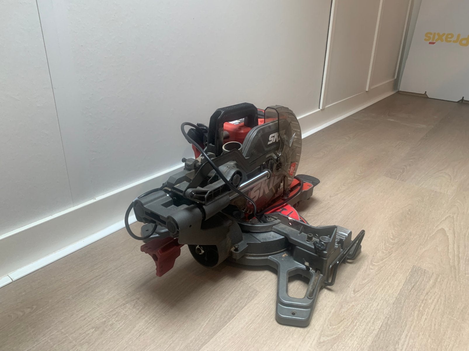 SKIL Afkortzaag  1600 W zo goed als nieuw 1x gebruikt, Ophalen, Zo goed als nieuw, Afkortzaag, 30 tot 70 mm