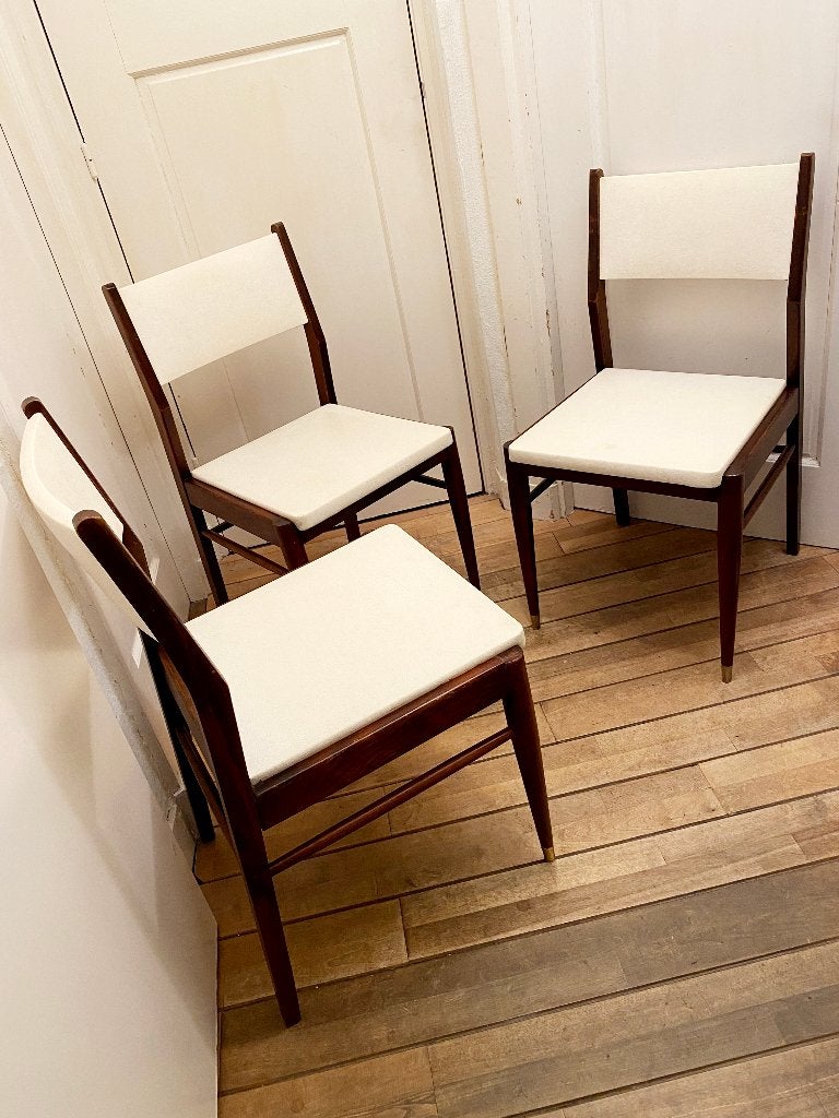 Drie vintage teak Mid-Century stoelen met witte skai/50s/60s, Huis en Inrichting, Stoelen, Gebruikt, Drie, Hout, Kunststof, Bruin