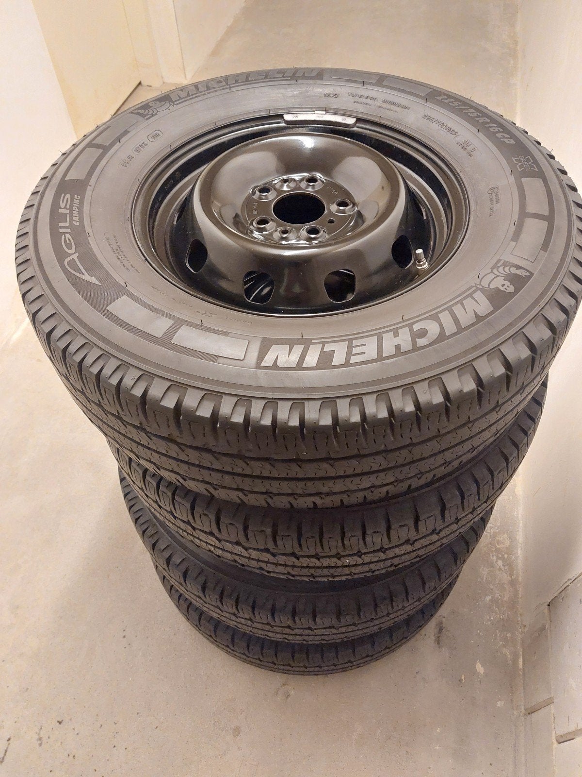 4 stalen velgen met Michelin agilis banden:, Ophalen