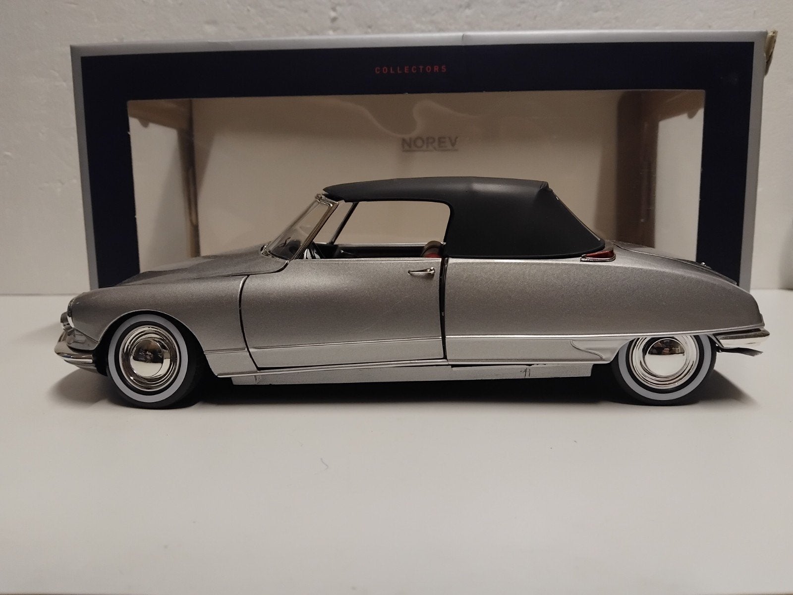 Citroen DS 19 Cabriolet Pearl Grey 1961 NOREV 1:18 KRD, Hobby en Vrije tijd, Modelauto's | 1:18, Ophalen of Verzenden, Zo goed als nieuw