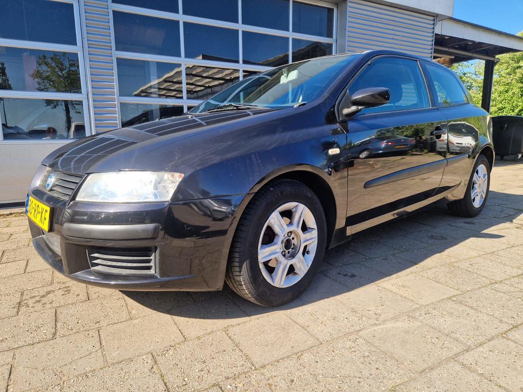 Fiat Stilo 1.4-16V Young ( A.P.K. APRIL 2027! / 135.000 KM !, Voorwielaandrijving, Gebruikt, Zwart, Origineel Nederlands