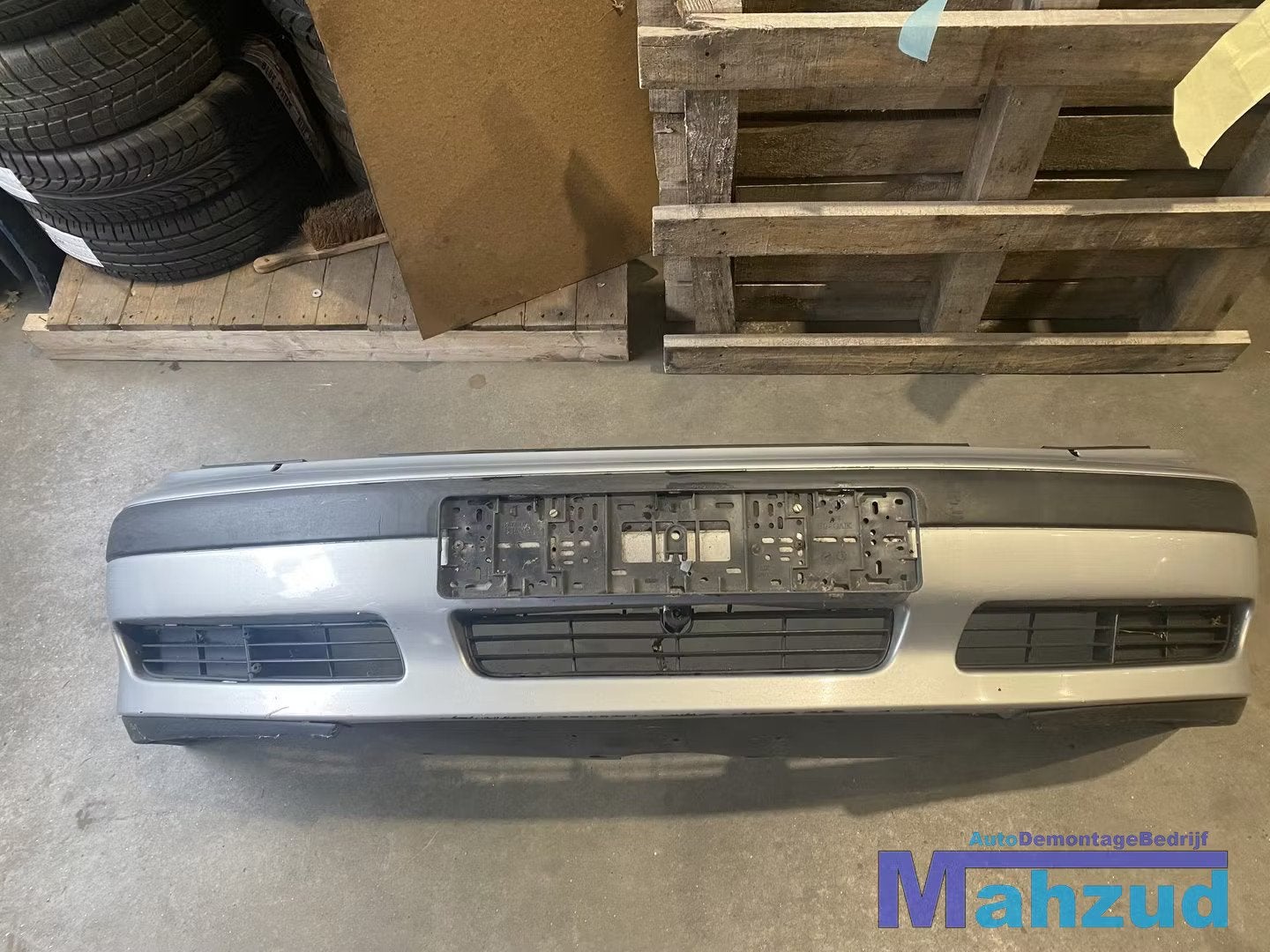 SAAB 9-5 GRIJS 268 Sedan Voorbumper bumper voor, Gebruikt, Saab Automobile AB (defunct), Saabvagen 1
461 80  Trollhattan, SE, Voor