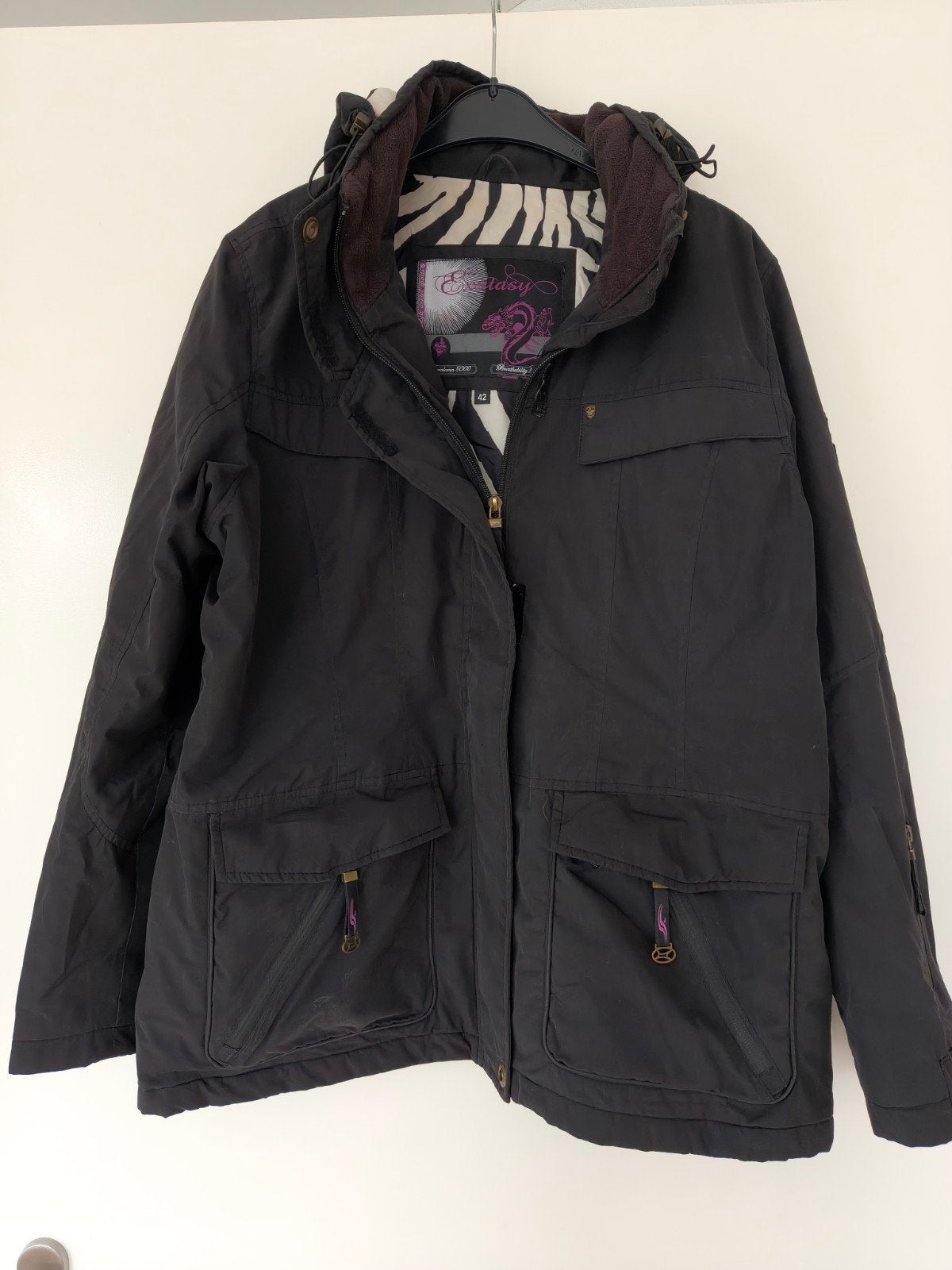 Exxtasy Snowboardjas Zwart Maat 42 met Zebraprint Voering, Kleding | Dames, Maat 42/44 (L), Ophalen of Verzenden, Exxtasy, Jack