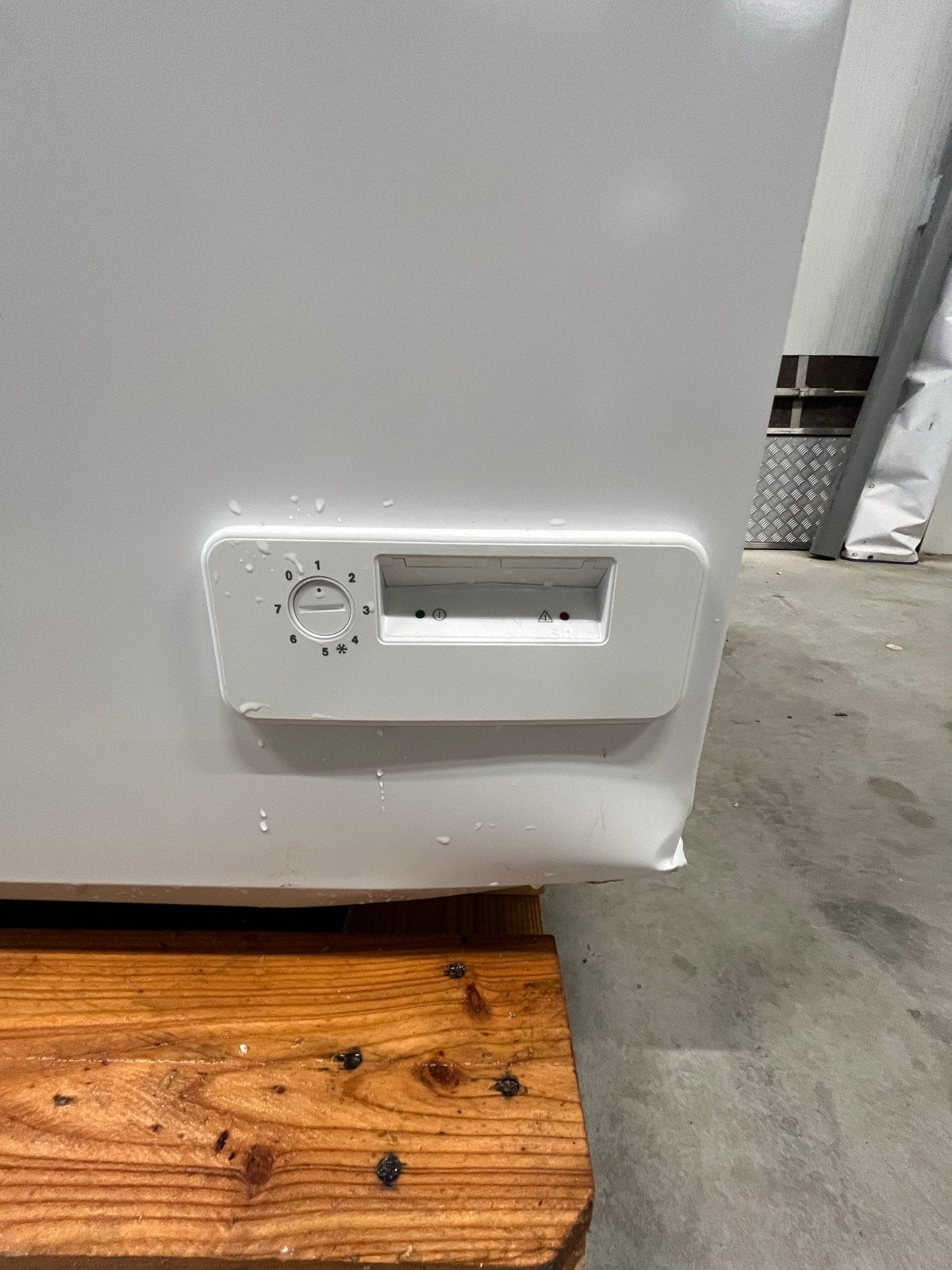 Foto 10 van Zanussi Vrieskist ZFC4100WA - 404L - Kleine deuk