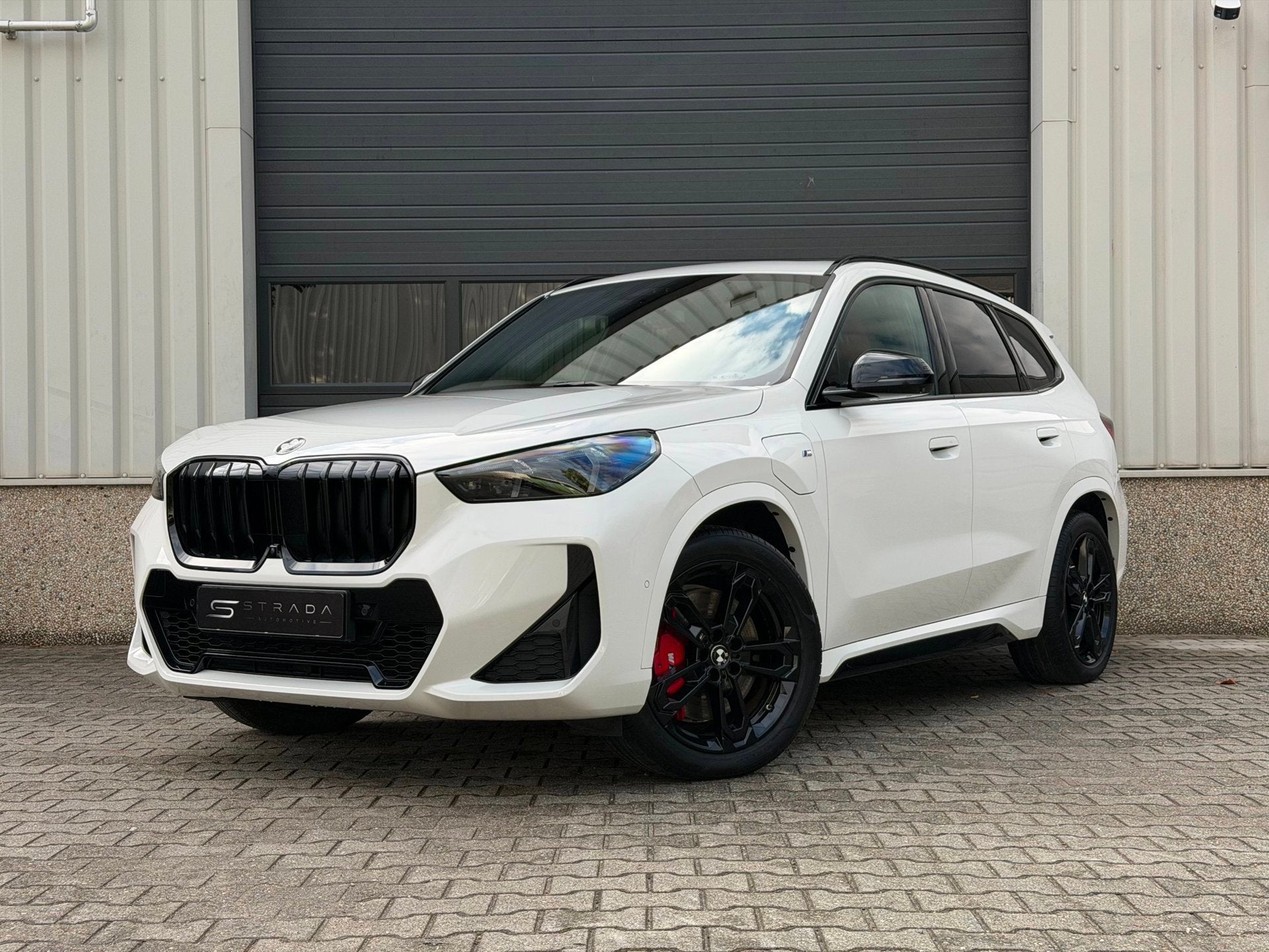 BMW X1 xDrive30e M Sport Pro | 326PK | Korallrot M Sportinte