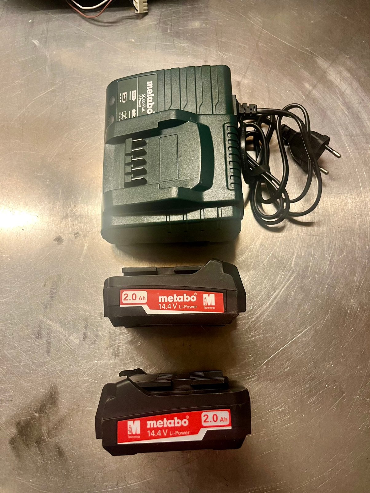 2x Metabo 2.0Ah Accu’s + Lader, Doe-het-zelf en Verbouw, Gereedschap | Machine-onderdelen en Toebehoren, Ophalen of Verzenden