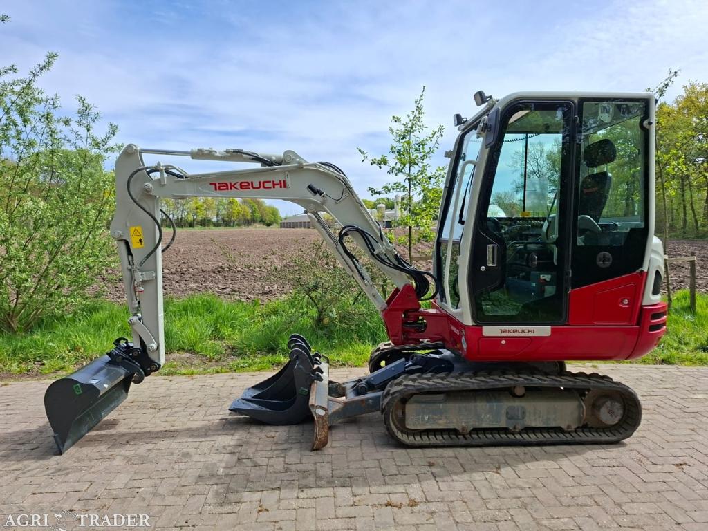 Takeuchi TB230 | bj 2020 | 2196uur | 3 bakken, -, Niet opgegeven, Ophalen of Verzenden, Niet opgegeven