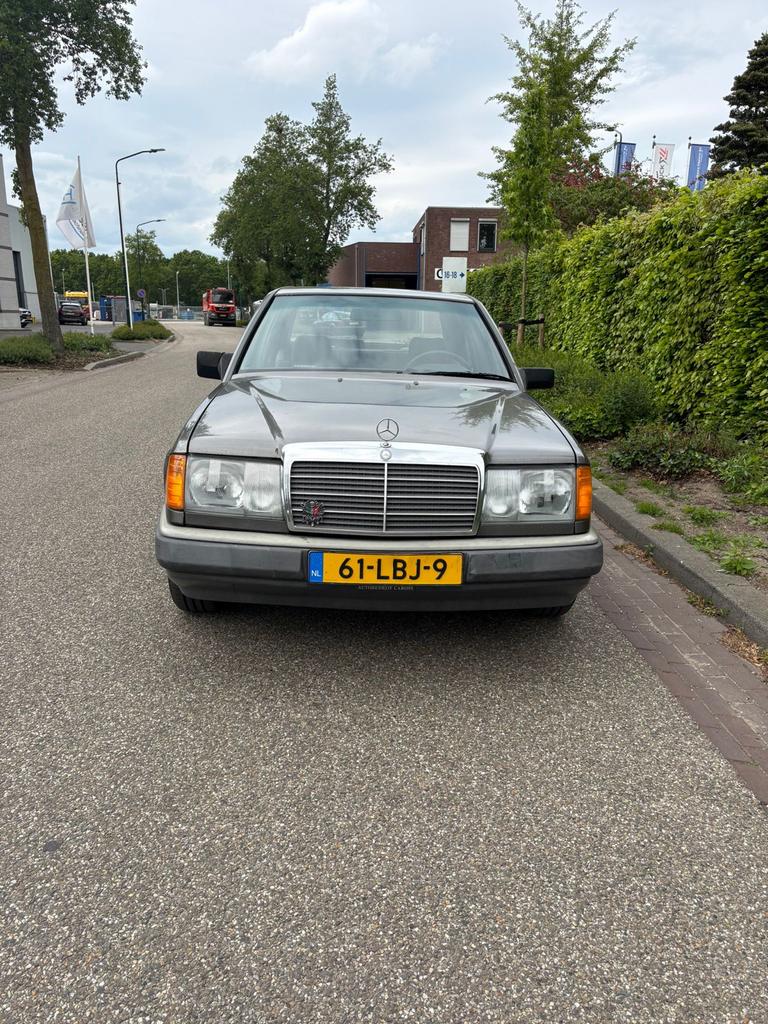 Mercedes-Benz 200-Serie 3.0 300 E AUT 1986 Grijs, Auto's, Automaat, Achterwielaandrijving, Particulier, Sedan