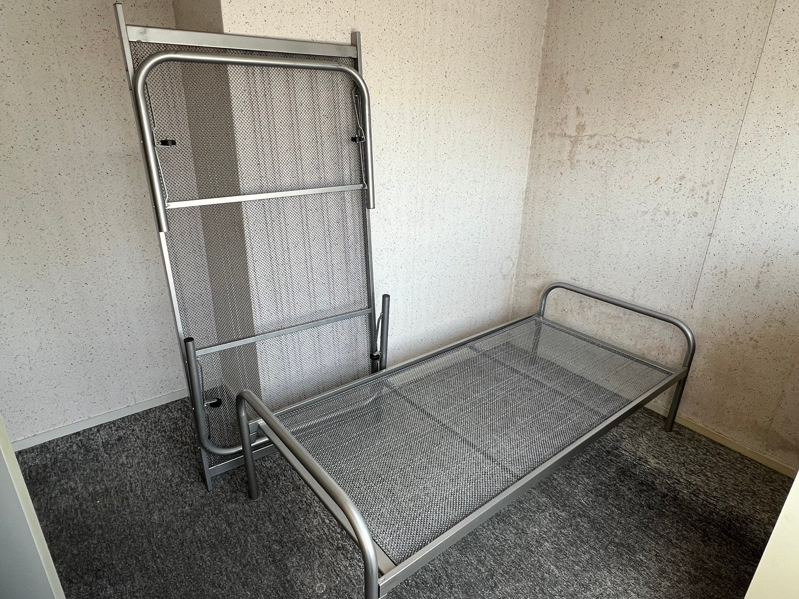 Te Koop : Metalen Onderschuifbed Bed Bedden Metaal 2 Stuks, Ophalen, 90 cm, Eenpersoons, Zo goed als nieuw