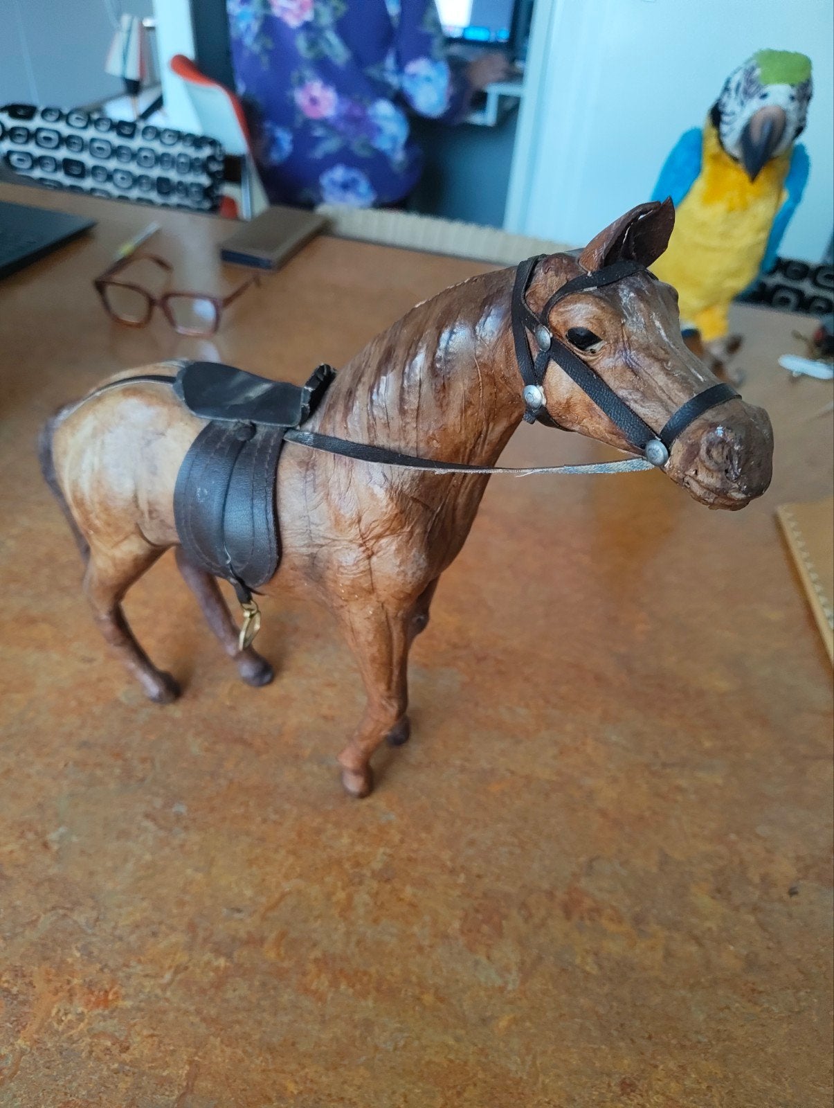 Vintage lederen paard beeldje met zadel en hoofdstel, Ophalen of Verzenden, Gebruikt, Paard, Beeldje of Figuurtje
