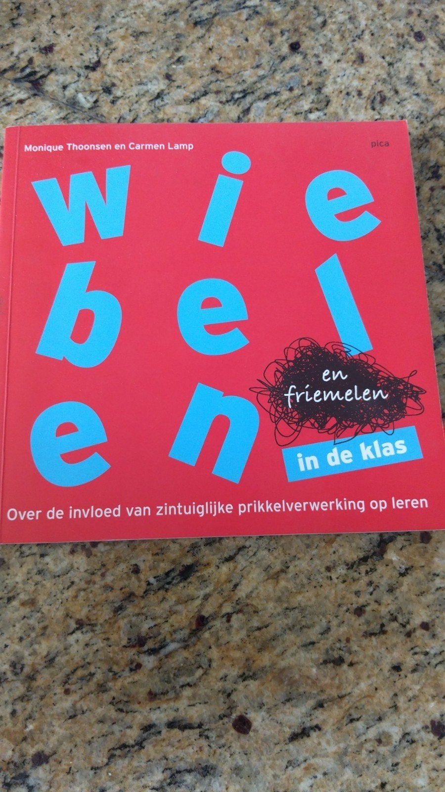 Wiebelen en friemelen in de klas - Monique Thoonsen, Nieuw, Ophalen of Verzenden, Overige niveaus, Monique Thoonsen en Carmen Lamp