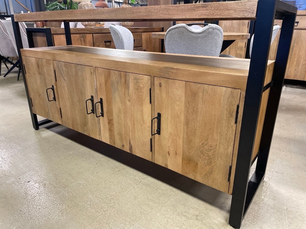 LEEGVERKOOP DRESSOIR 4 DEURS MANGO BIJ CHEFMEUBEL VOORRAAD !, Huis en Inrichting, Stoelen, Ophalen, Bruin, Nieuw, Modern
