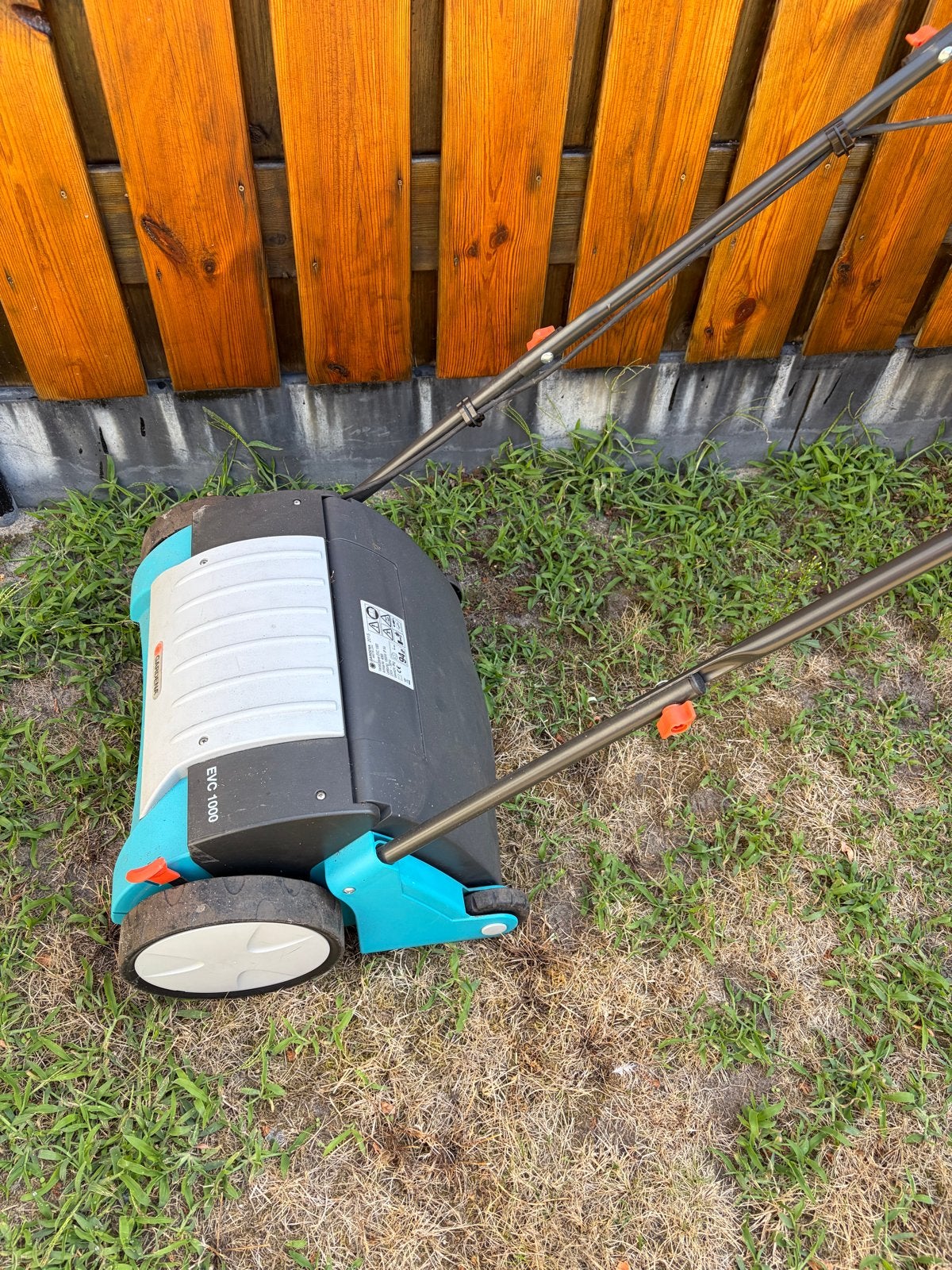 Gardena Verticuteermachine EVC 1000 en Grastrimmer EasyCut 4, Ophalen, Gebruikt, Elektrische grasmaaier