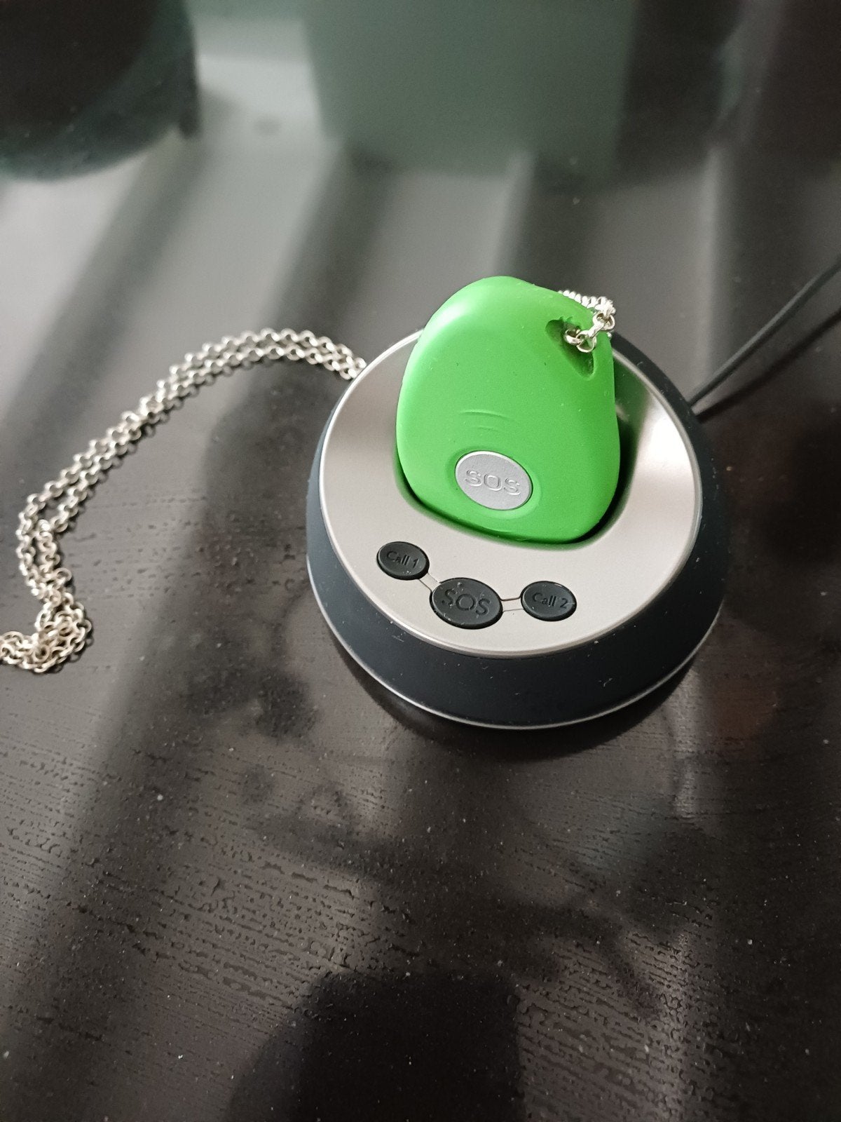 Personen alarm Pebbles 3  met ketting en oplader, Diversen, Verpleegmiddelen, Ophalen of Verzenden, Zo goed als nieuw