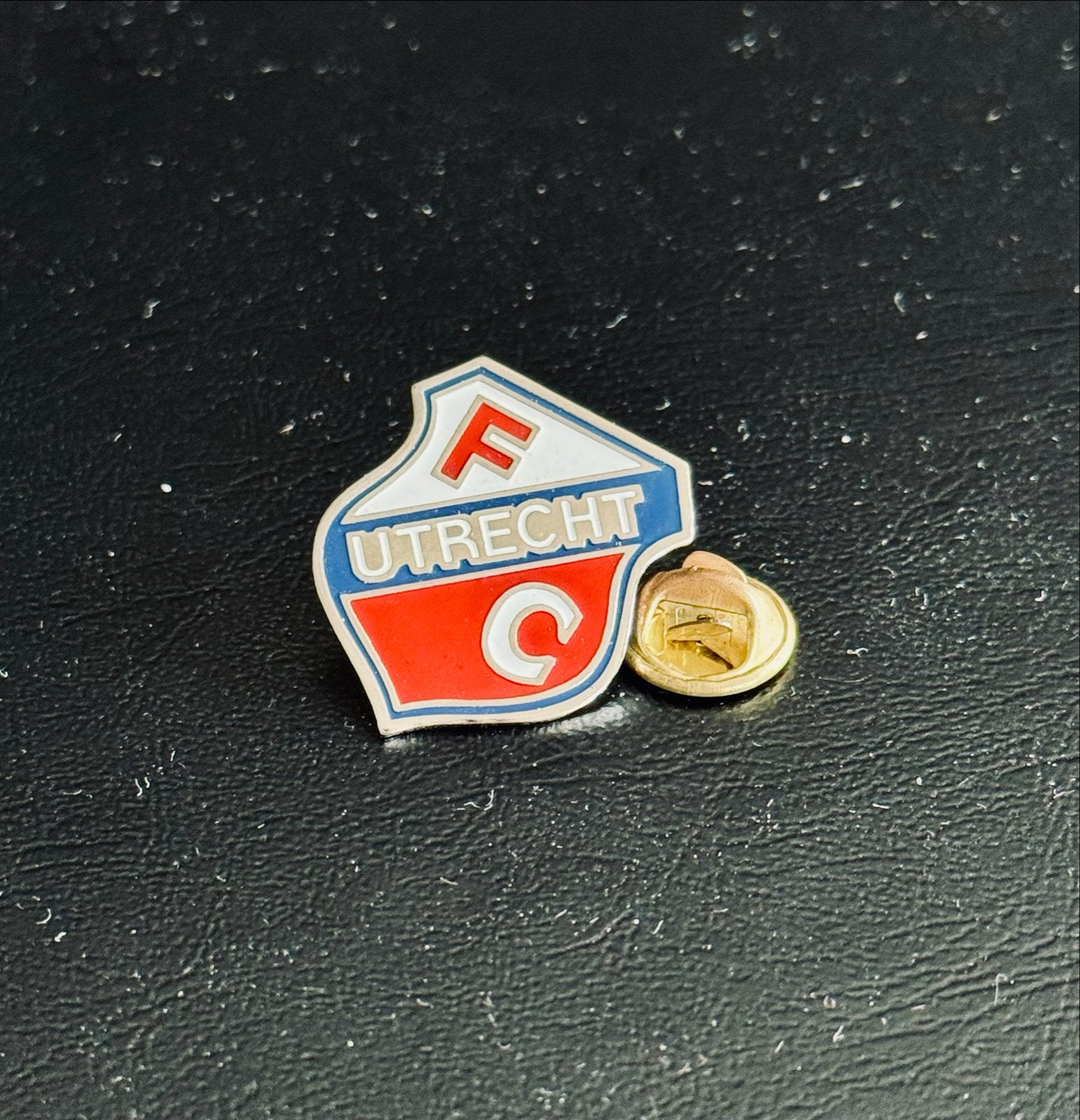 Vintage FC Utrecht Speldje/Pin - Voetbalclub, Ophalen of Verzenden, Gebruikt, Sport, Speldje of Pin