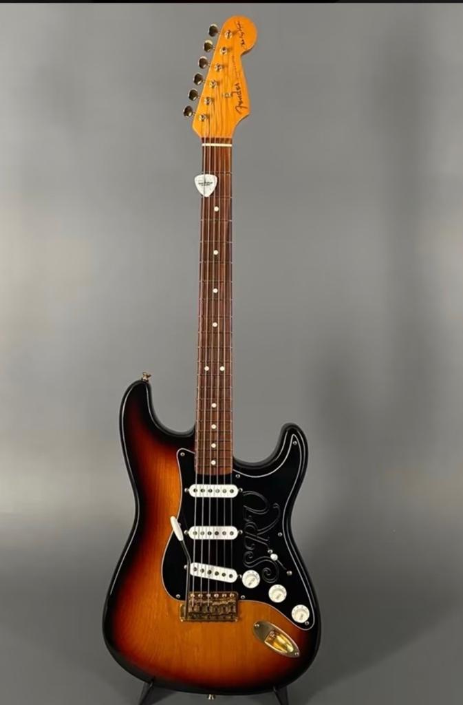 2019 Fender Stratocaster SRV Pau Ferro + koffer, Ophalen, Zo goed als nieuw, Solid body, Fender