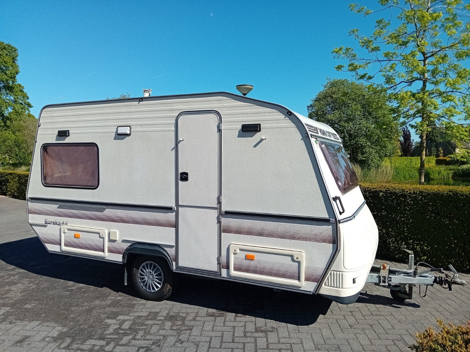 HOME-CAR Eureka 44. bouwjaar 1987 van 2e eigenaar., Caravans en Kamperen, Caravans, Home-car, Vast bed, Rondzit, 4 tot 5 meter