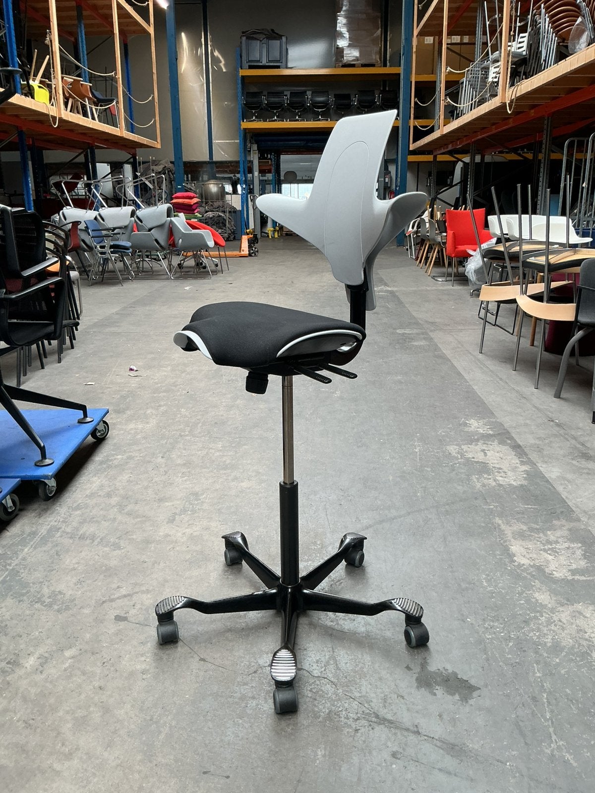 HAG Capisco 8020 Puls Bureaustoel | Zithoogte 57-82 cm | Wit, Huis en Inrichting, Bureaustoelen, Gebruikt, -, Zwart, -