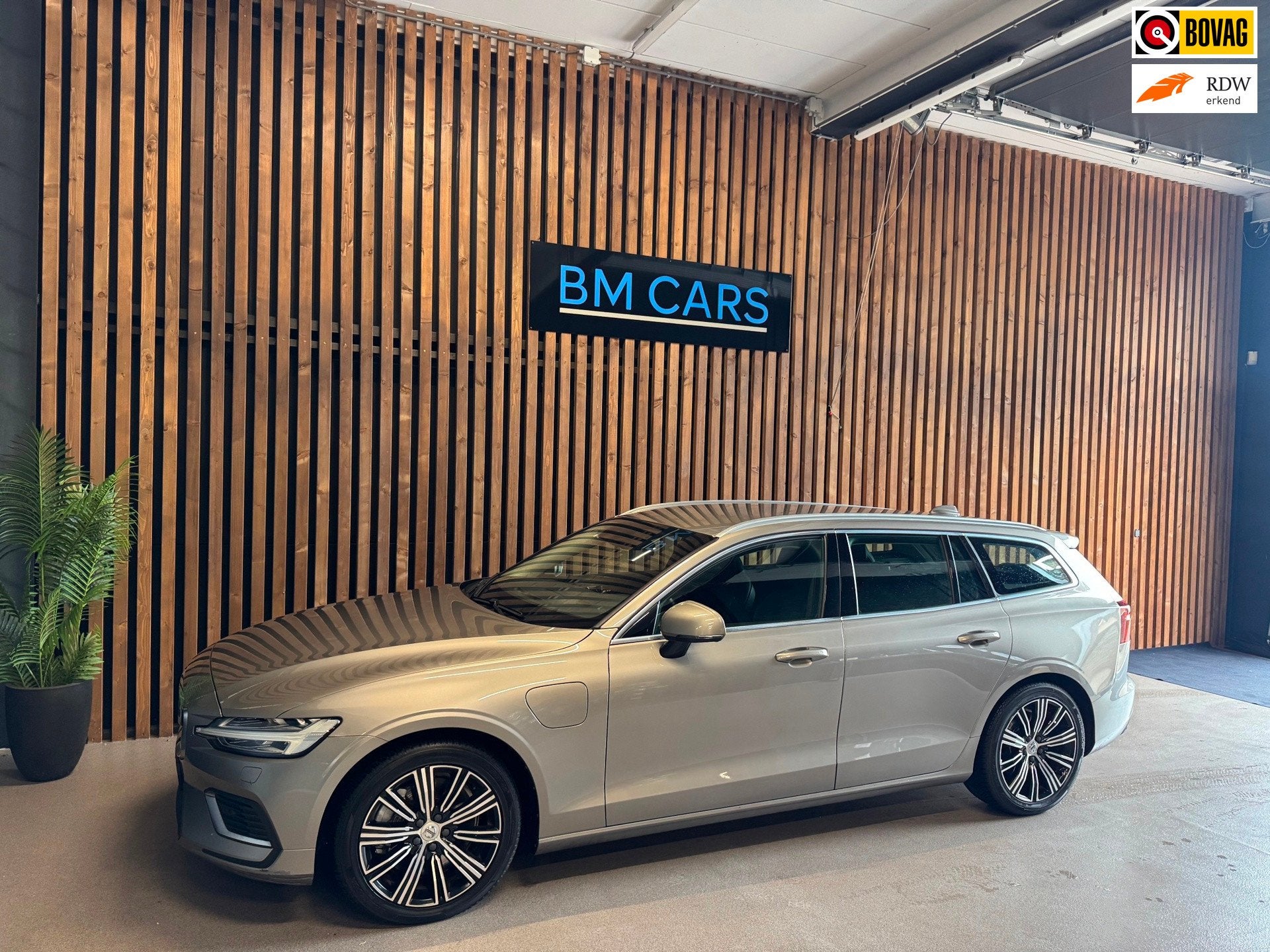 Volvo V60 2.0 T8 Twin Engine AWD R-Design Camera,trekhaak, Auto's, Volvo, Automaat, Gebruikt, Euro 6, 4 cilinders