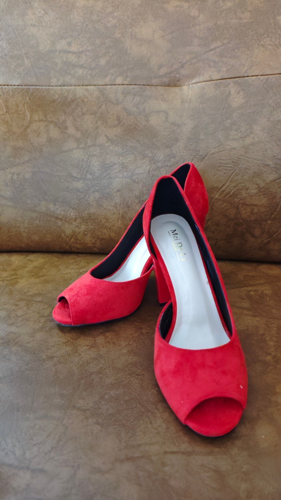 Rode velvet Pumps Maat 37 - Nieuwstaat, Kleding | Dames, Ophalen of Verzenden, Zo goed als nieuw, Rood